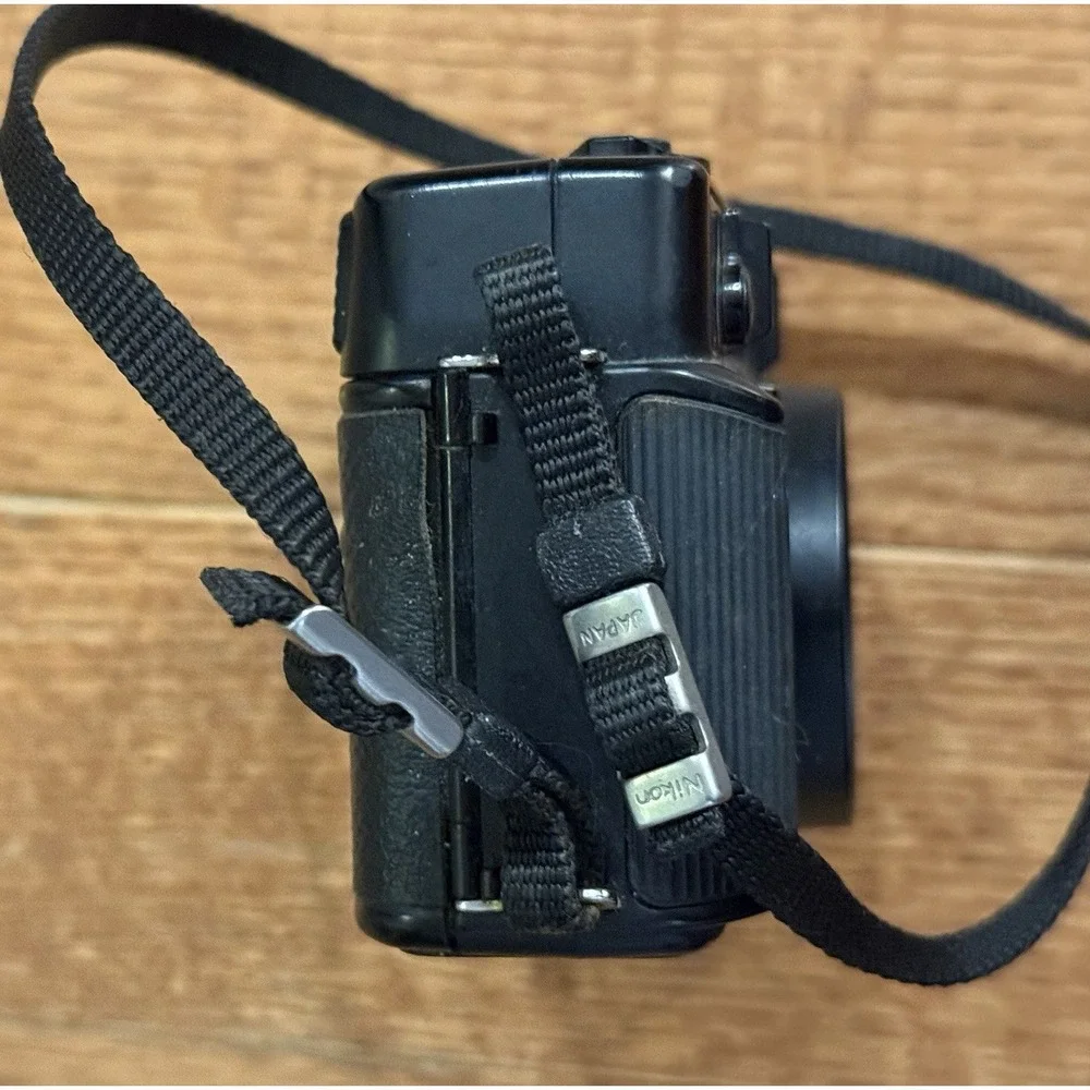 Nikon L35 AF Black 35mm Film Point & Shoot Camera ((AS IS READ DESCRIPTION ))